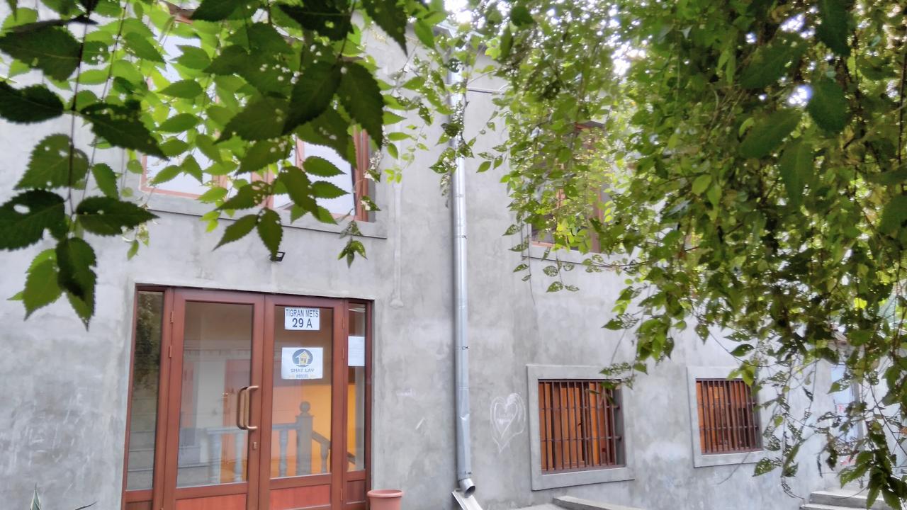 Shat Lav Hostel Yerevan Bagian luar foto