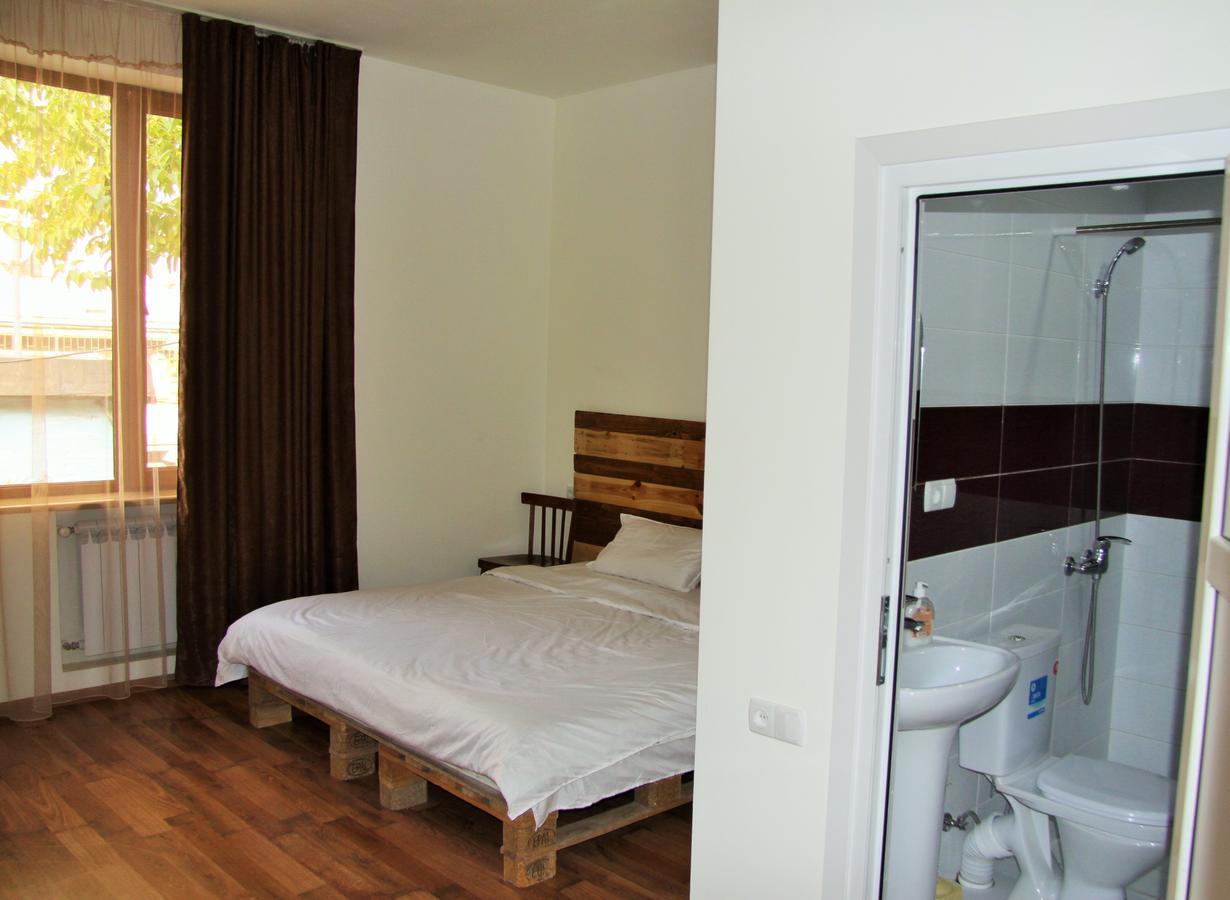 Shat Lav Hostel Yerevan Bagian luar foto