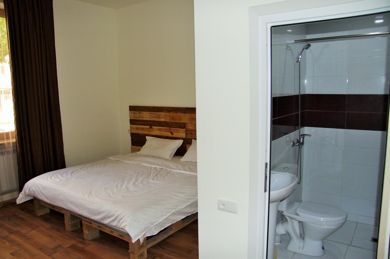 Shat Lav Hostel Yerevan Bagian luar foto