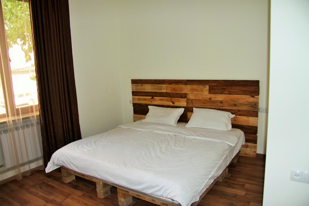 Shat Lav Hostel Yerevan Bagian luar foto