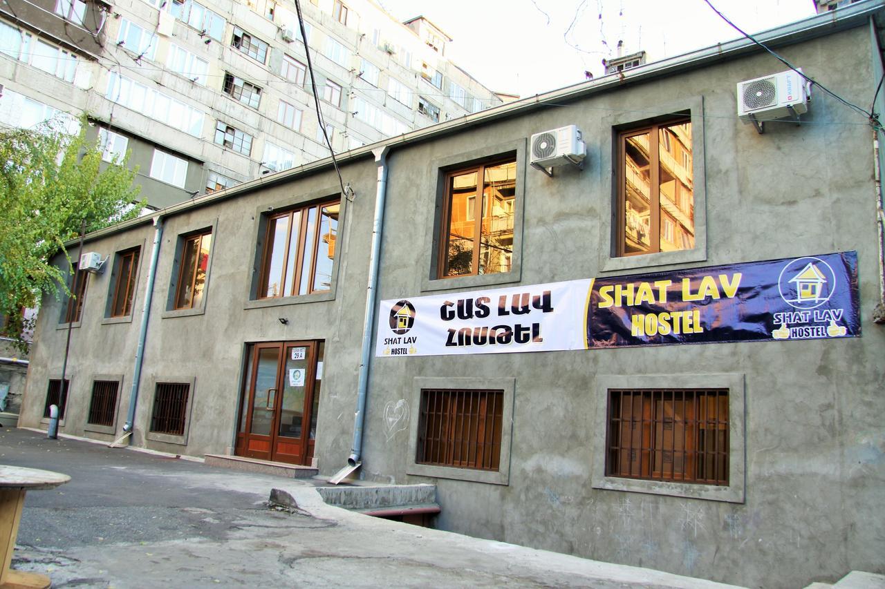 Shat Lav Hostel Yerevan Bagian luar foto