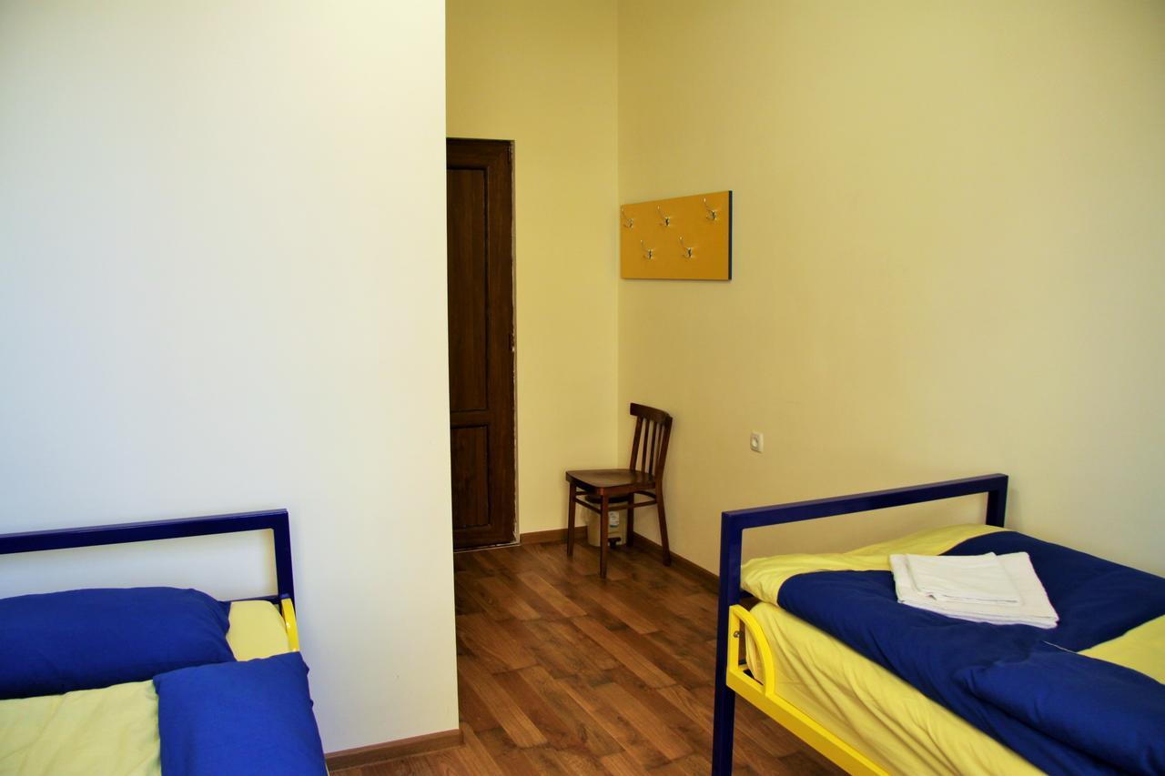 Shat Lav Hostel Yerevan Bagian luar foto