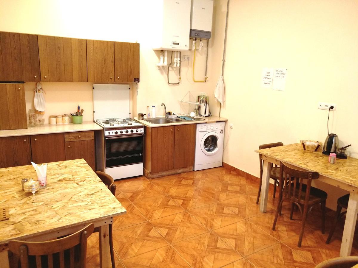 Shat Lav Hostel Yerevan Bagian luar foto