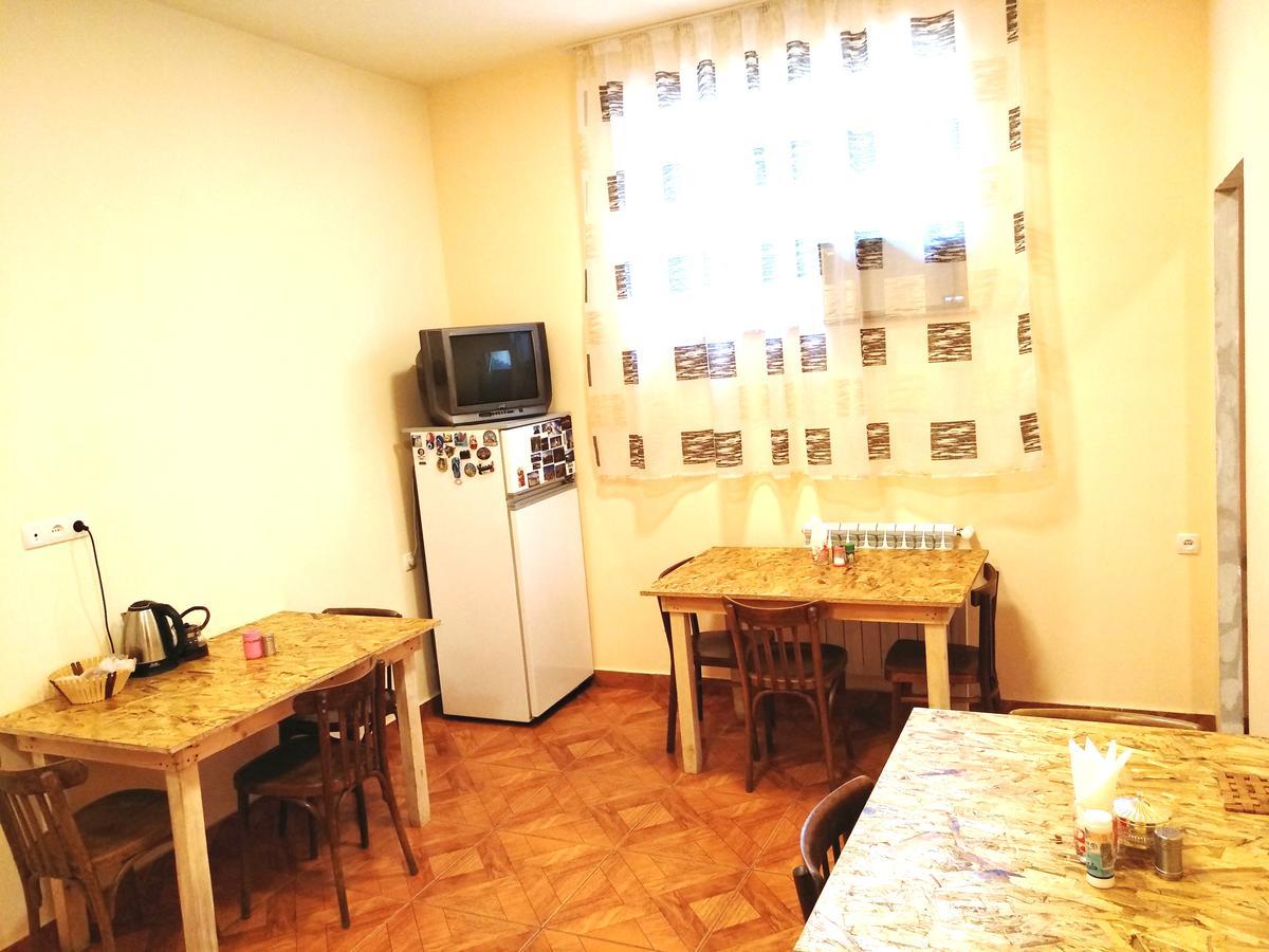 Shat Lav Hostel Yerevan Bagian luar foto