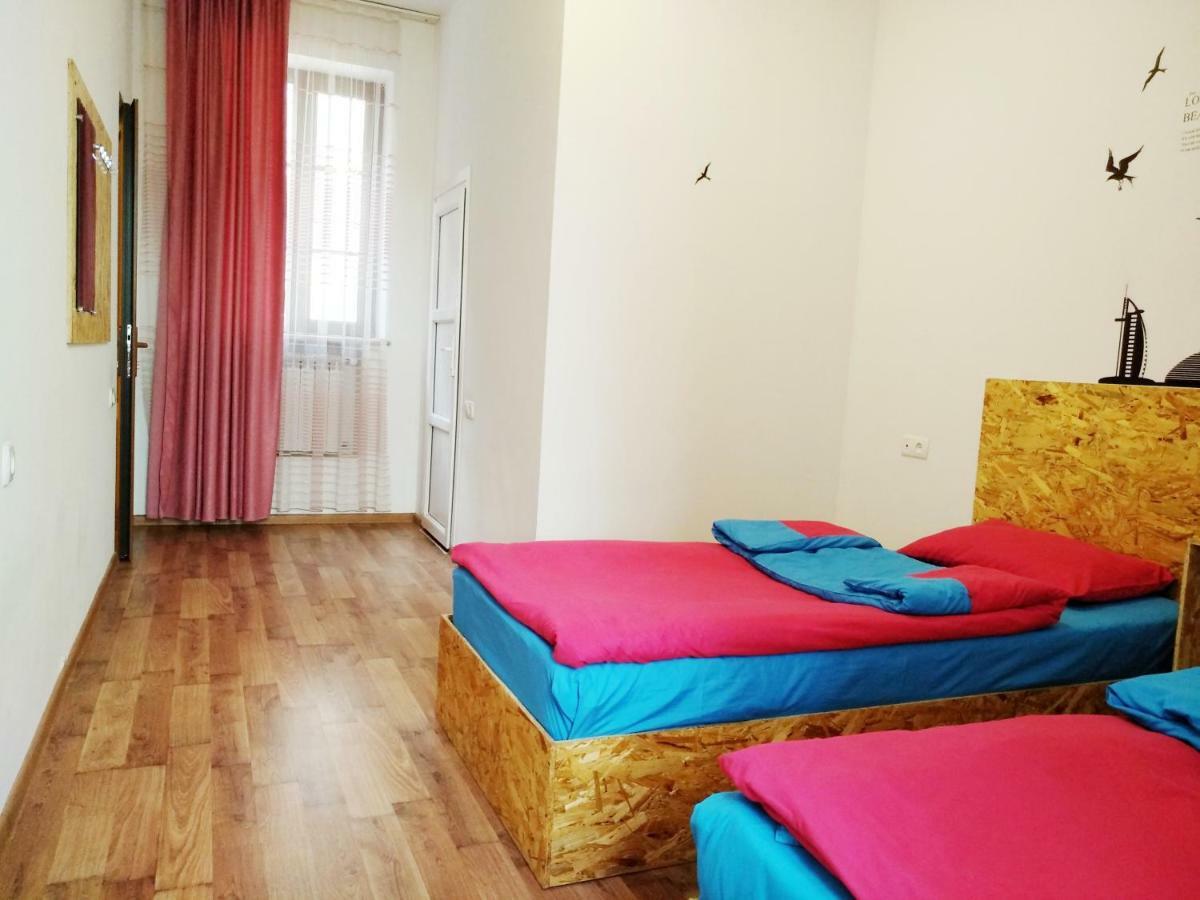 Shat Lav Hostel Yerevan Bagian luar foto