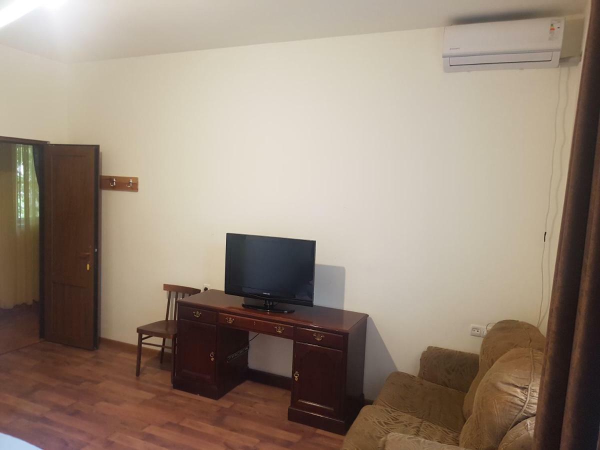 Shat Lav Hostel Yerevan Bagian luar foto